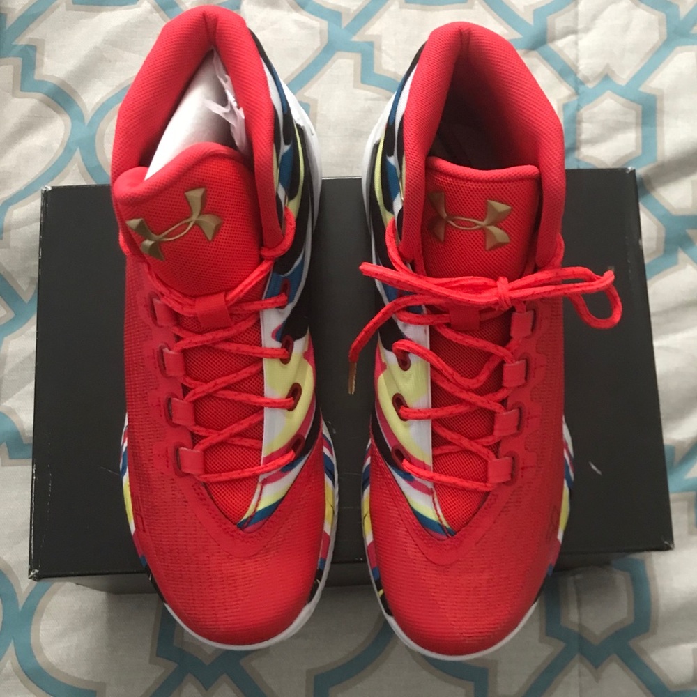 UA CURRY 3 CNY ROCKET RED/ALUMINUM-BLACK size 7Y